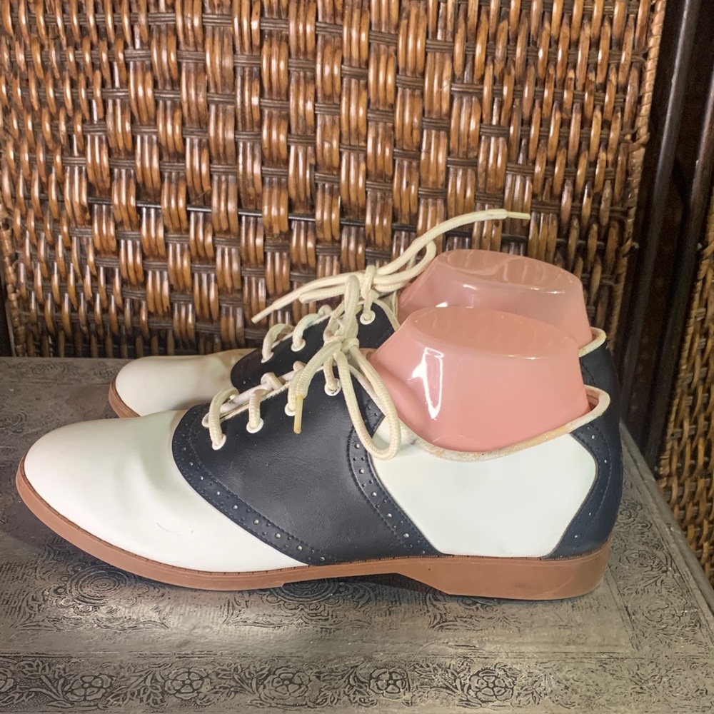 🚫SOLD🚫Vintage Predictions Black and White Saddle Shoes Size 11